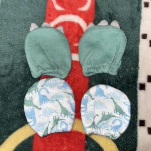 Carter’s Newborn Dinosaur Mits